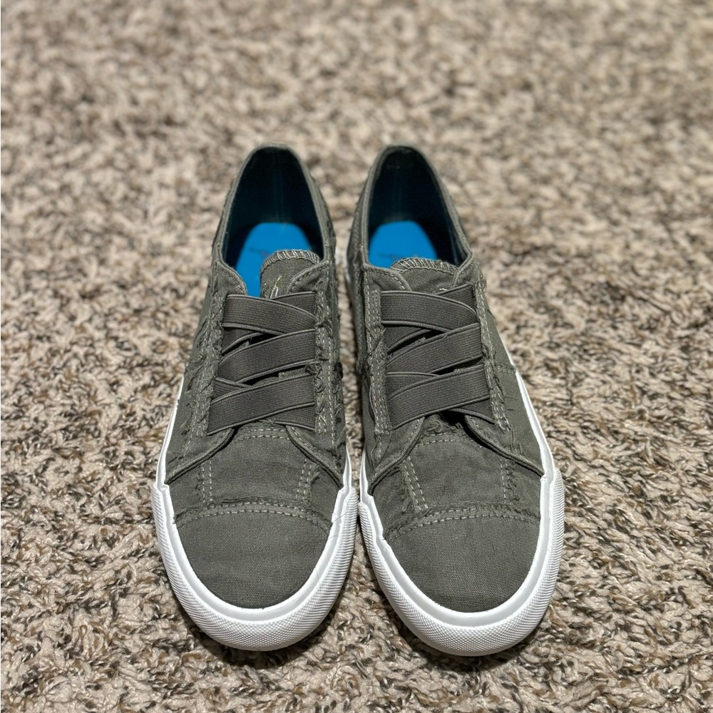 Blowfish Malibu slip on tennis shoes women’s size 8 - Picture 2 of 5